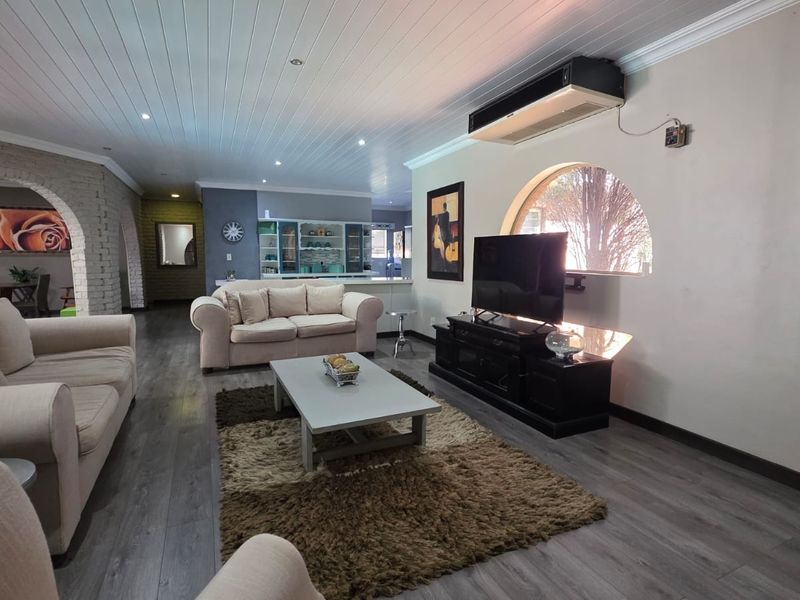 Elegant Family Living in Exclusive Wilkoppies - Photo 7