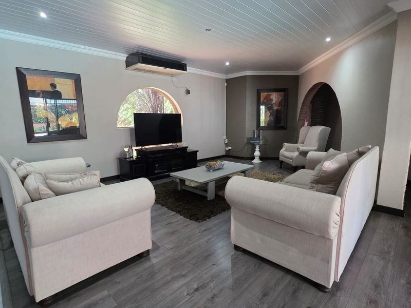 Elegant Family Living in Exclusive Wilkoppies - Photo 6