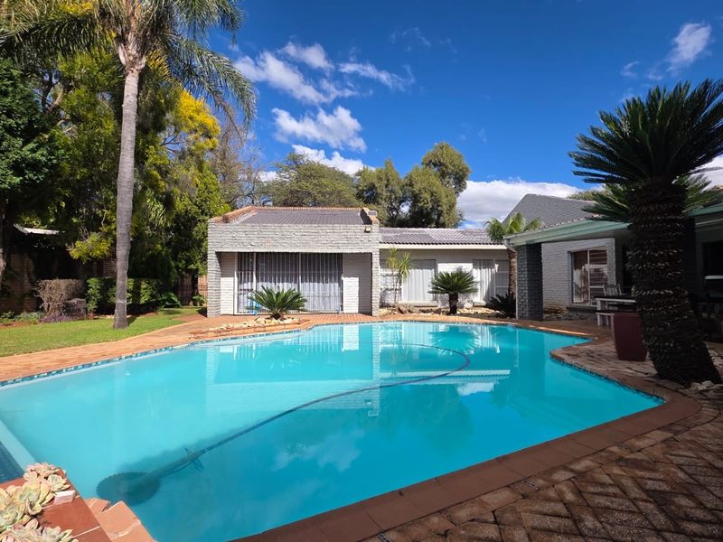 Elegant Family Living in Exclusive Wilkoppies - Photo 1