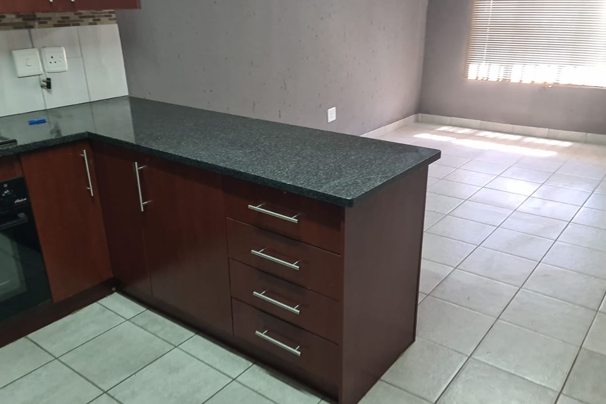 Chloorkop flat with inviting flow and comfort - Photo 5