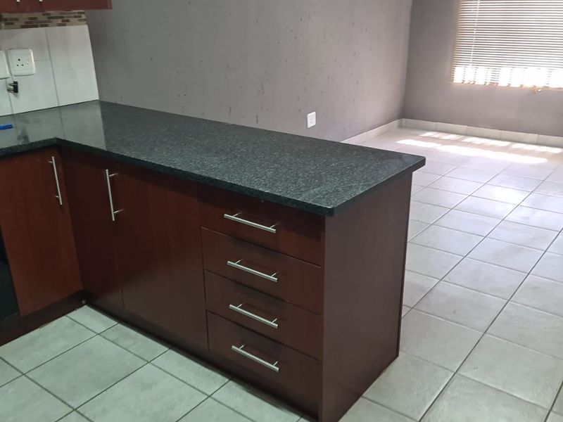 Chloorkop flat with inviting flow and comfort - Photo 5
