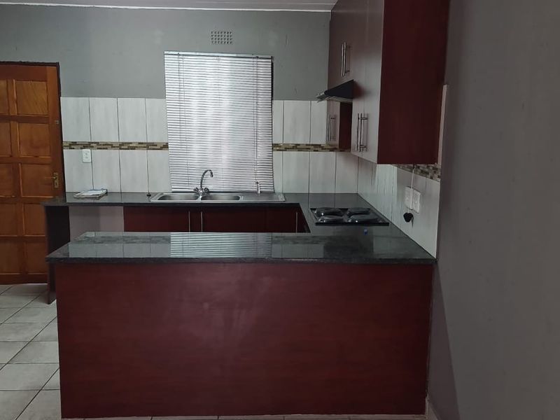 Chloorkop flat with inviting flow and comfort - Photo 3