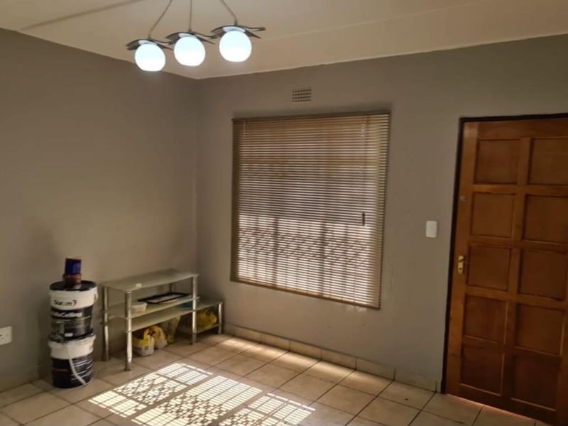 Chloorkop flat with inviting flow and comfort - Photo 7