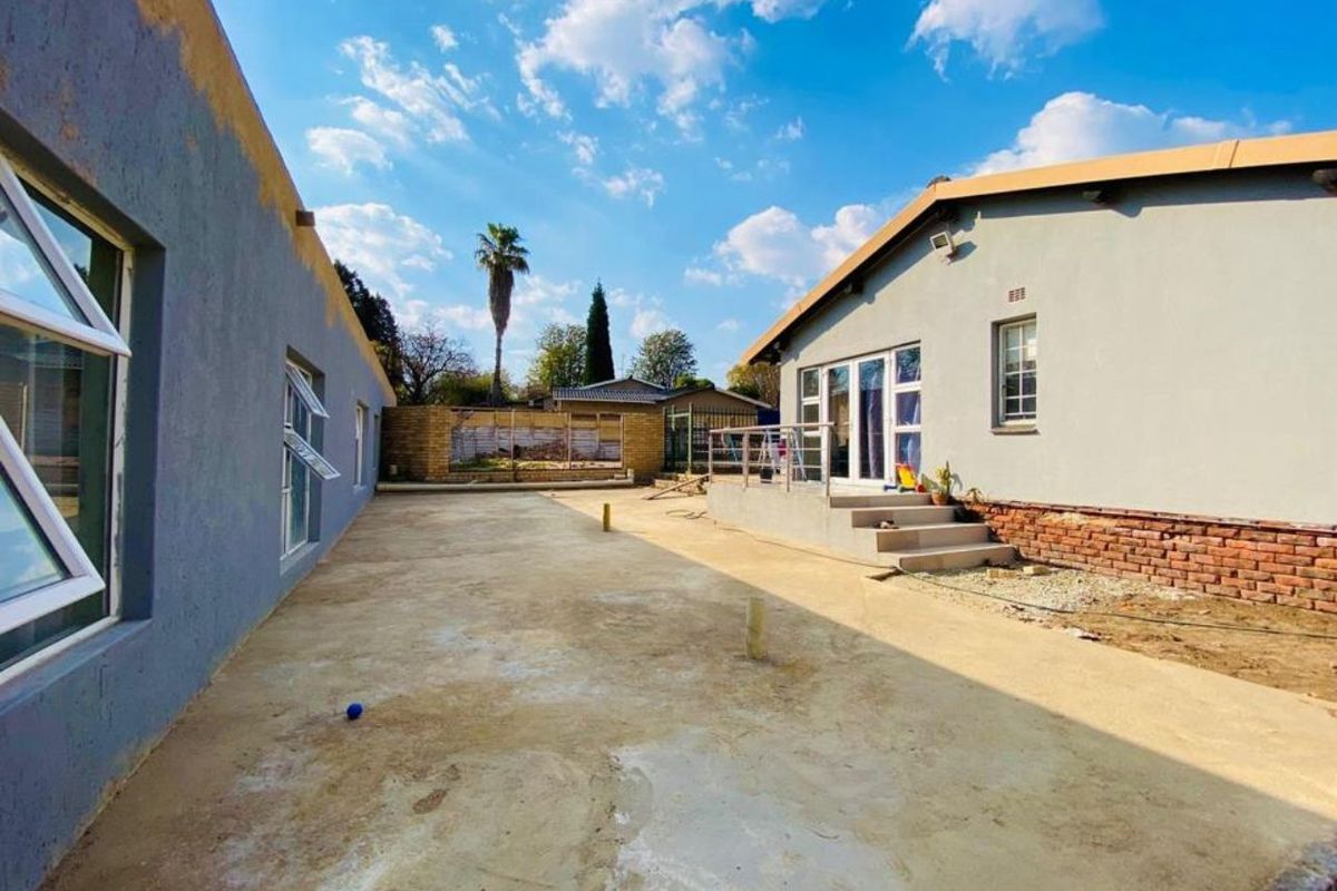 High-Yield investment Property with Immediate Rental Income -14 income- Generating Cottages in Lombardy East - Photo 2