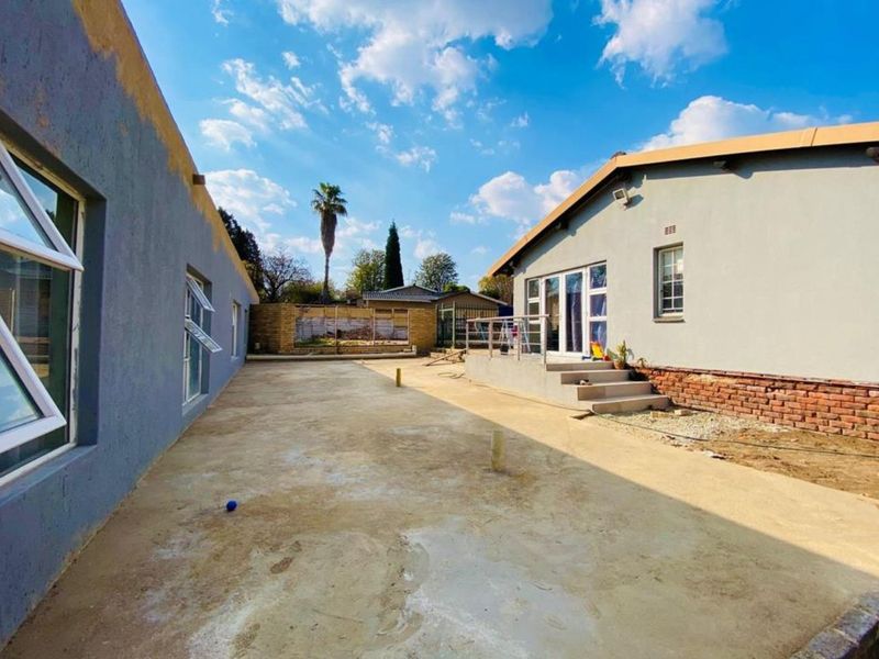 High-Yield investment Property with Immediate Rental Income -14 income- Generating Cottages in Lombardy East - Photo 2