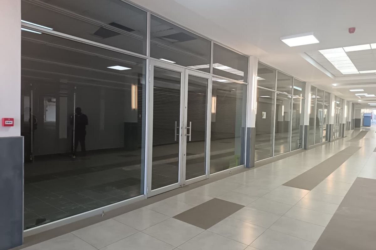 Prime Large Retail Space To Let – Available Immediately - Photo 2