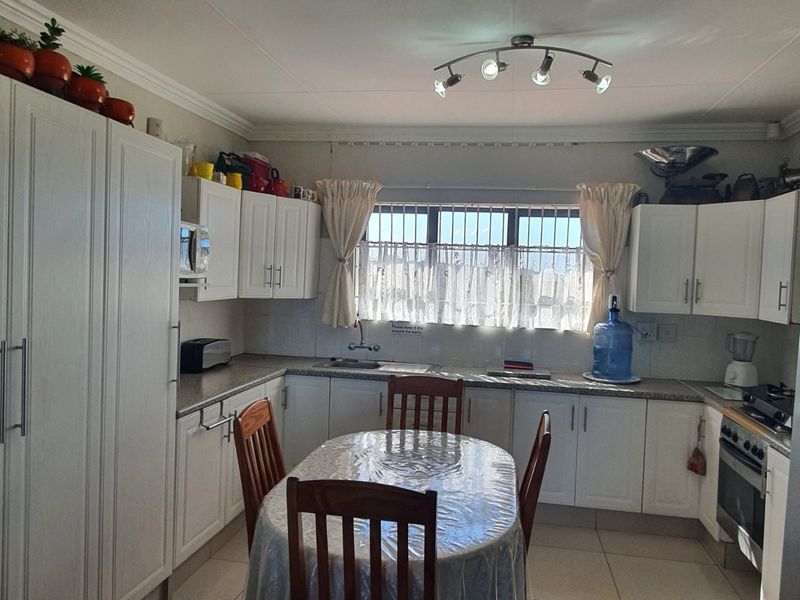 Exclusive Coastal Lifestyle Home with Dual Living, Sea Views & Exceptional Entertainment Areas. Plus - Minus 1 Kilometer from Shelly Hospital & Shopping Malls. - Photo 10