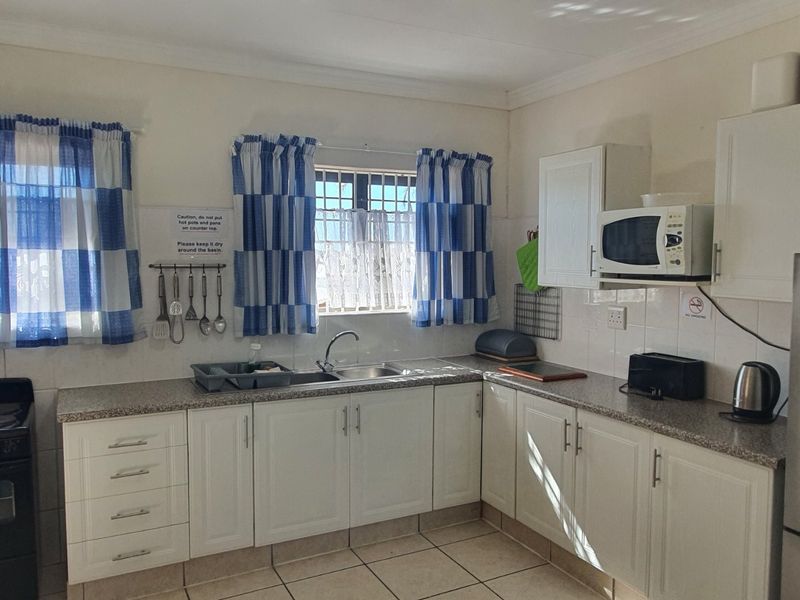 Exclusive Coastal Lifestyle Home with Dual Living, Sea Views & Exceptional Entertainment Areas. Plus - Minus 1 Kilometer from Shelly Hospital & Shopping Malls. - Photo 8