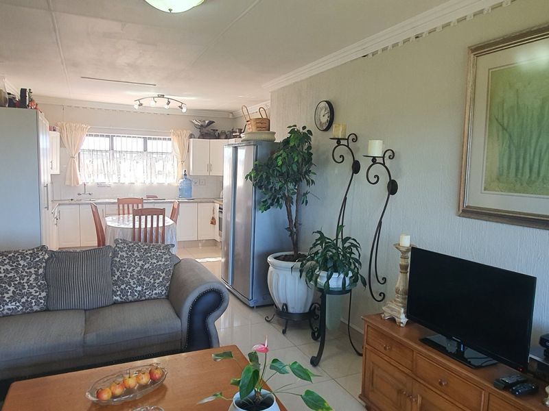 Exclusive Coastal Lifestyle Home with Dual Living, Sea Views & Exceptional Entertainment Areas. Plus - Minus 1 Kilometer from Shelly Hospital & Shopping Malls. - Photo 7