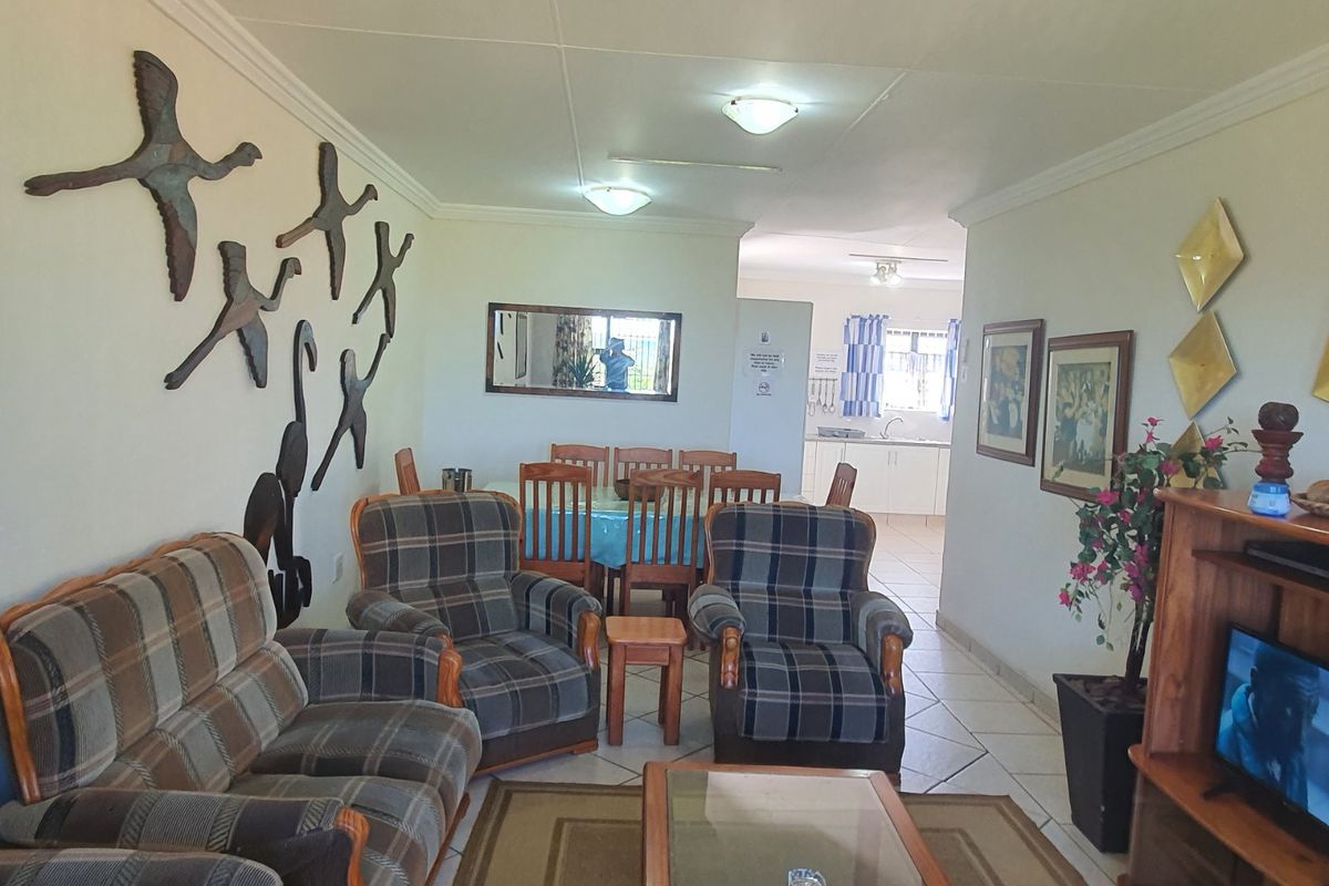 Exclusive Coastal Lifestyle Home with Dual Living, Sea Views & Exceptional Entertainment Areas. Plus - Minus 1 Kilometer from Shelly Hospital & Shopping Malls. - Photo 3
