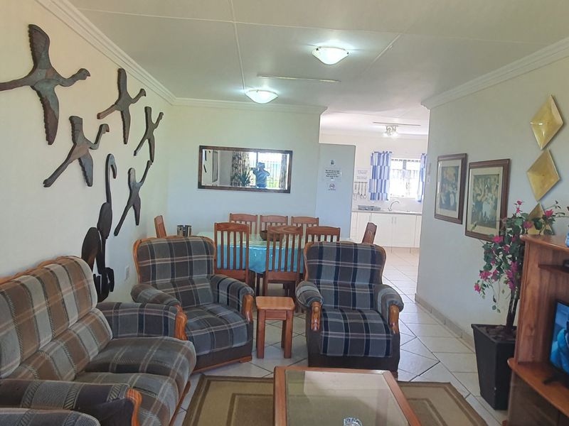 Exclusive Coastal Lifestyle Home with Dual Living, Sea Views & Exceptional Entertainment Areas. Plus - Minus 1 Kilometer from Shelly Hospital & Shopping Malls. - Photo 3