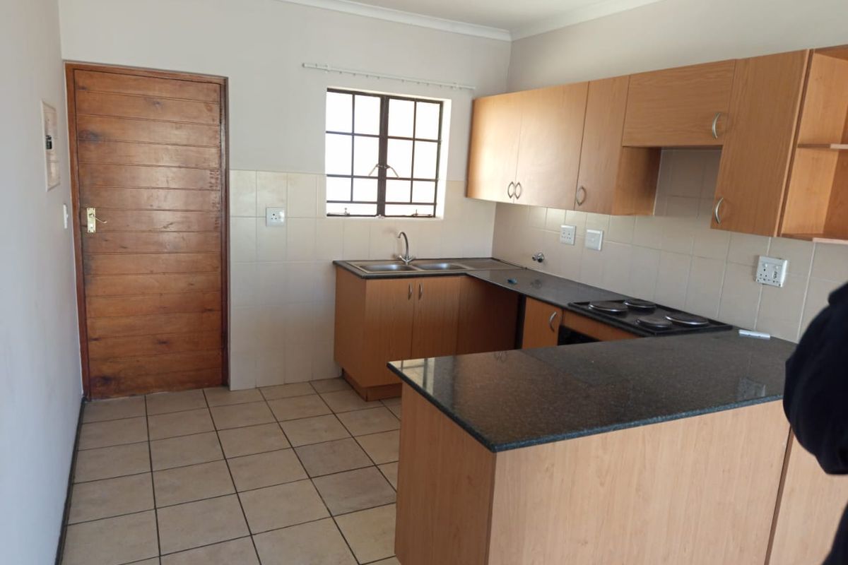 2 Bedroom 1 Bathroom top floor apartment for Sale. - Photo 3