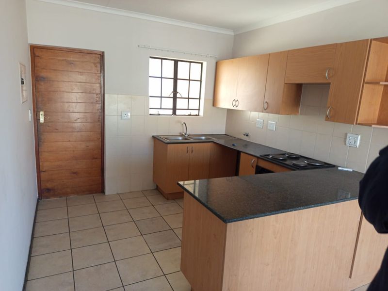 2 Bedroom 1 Bathroom top floor apartment for Sale. - Photo 3