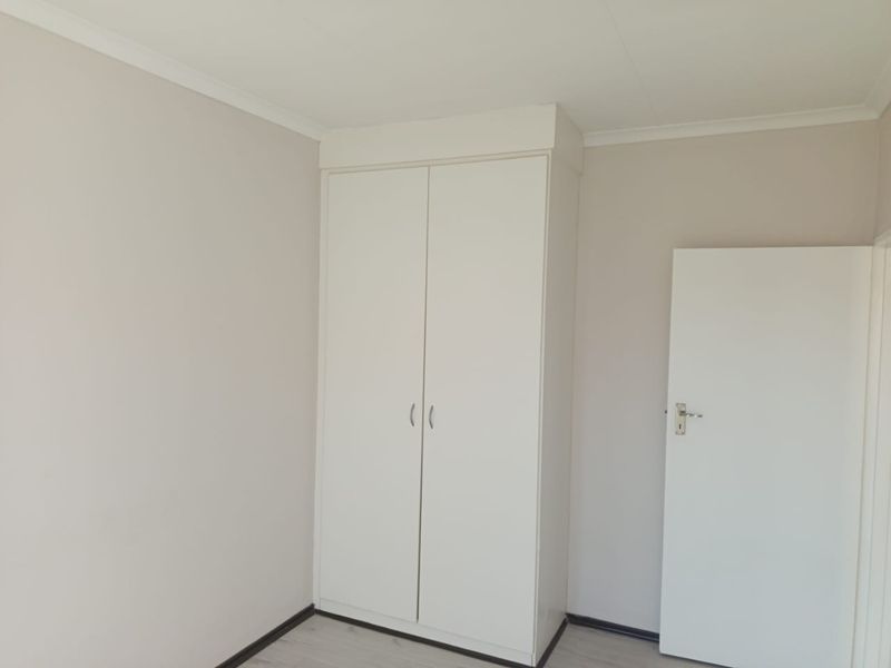 2 Bedroom 1 Bathroom top floor apartment for Sale. - Photo 10