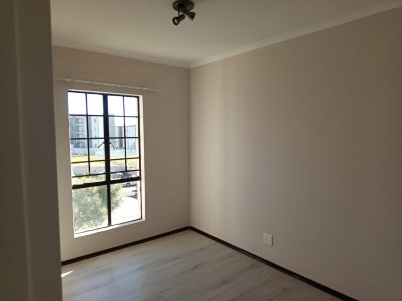 2 Bedroom 1 Bathroom top floor apartment for Sale. - Photo 9