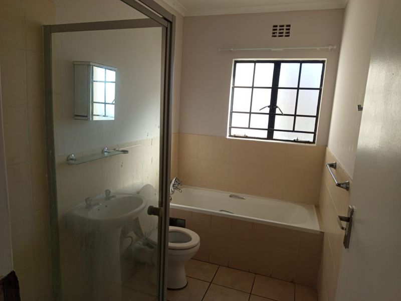 2 Bedroom 1 Bathroom top floor apartment for Sale. - Photo 8