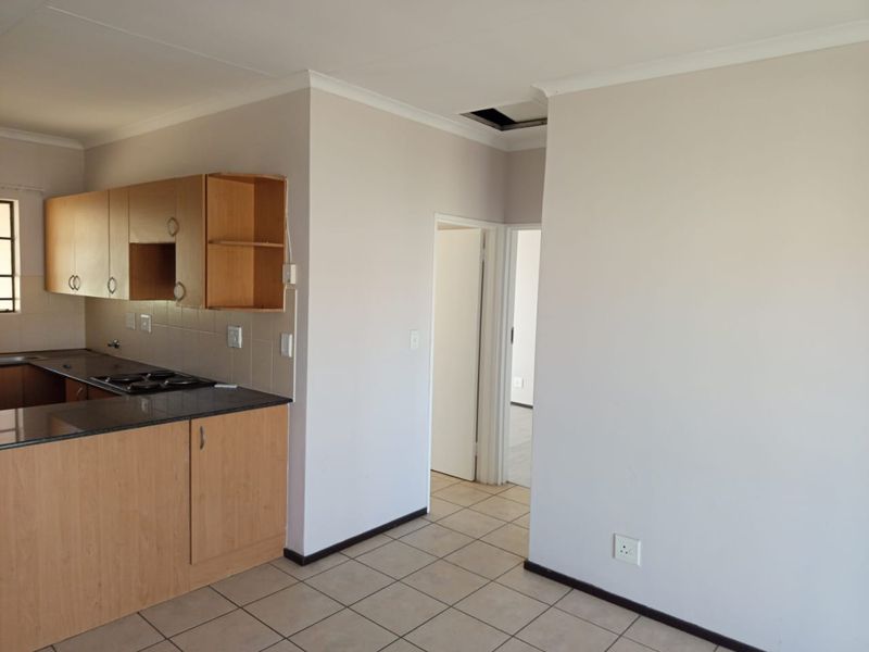 2 Bedroom 1 Bathroom top floor apartment for Sale. - Photo 7