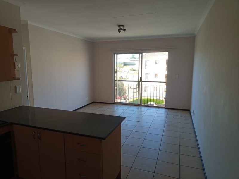 2 Bedroom 1 Bathroom top floor apartment for Sale. - Photo 6