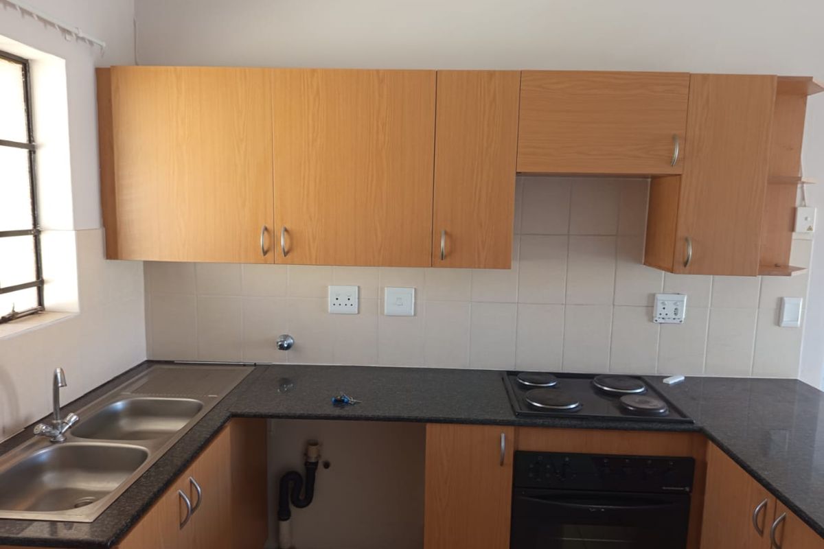 2 Bedroom 1 Bathroom top floor apartment for Sale. - Photo 4