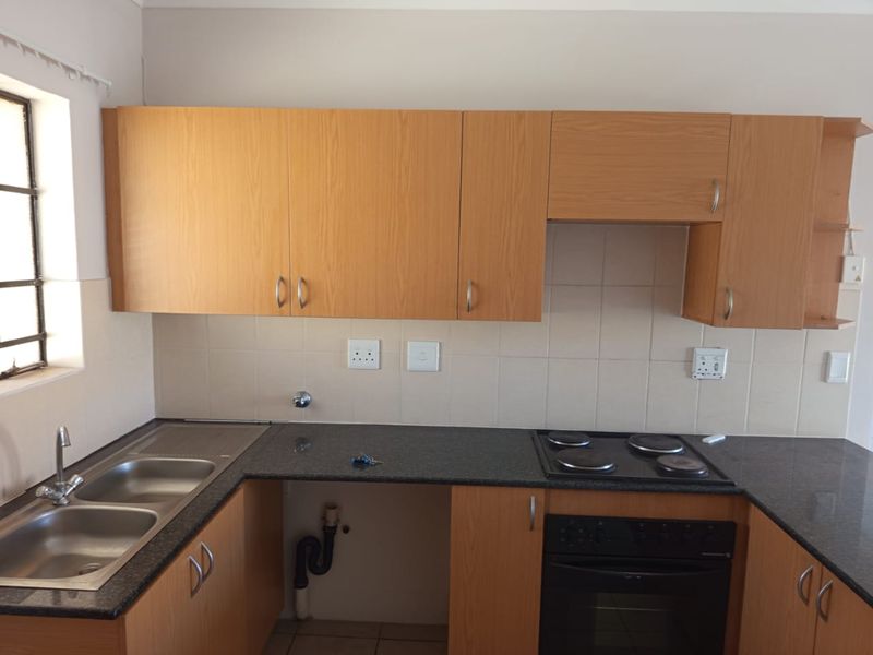 2 Bedroom 1 Bathroom top floor apartment for Sale. - Photo 4