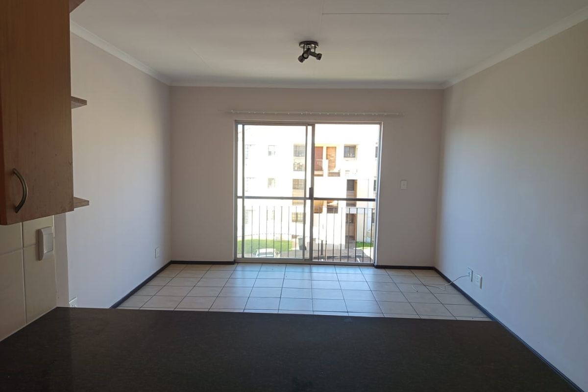 2 Bedroom 1 Bathroom top floor apartment for Sale. - Photo 5