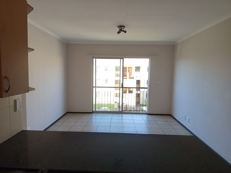 2 Bedroom 1 Bathroom top floor apartment for Sale. - Photo 5