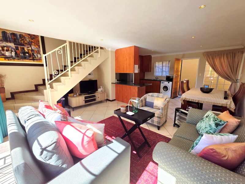 Sunny and Stylish Move-In Ready 2 Bedroom Duplex - Immaculately Maintained! - Photo 2
