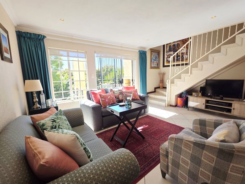 Sunny and Stylish Move-In Ready 2 Bedroom Duplex - Immaculately Maintained! - Photo 3