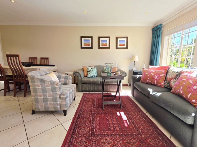 Sunny and Stylish Move-In Ready 2 Bedroom Duplex - Immaculately Maintained! - Photo 4