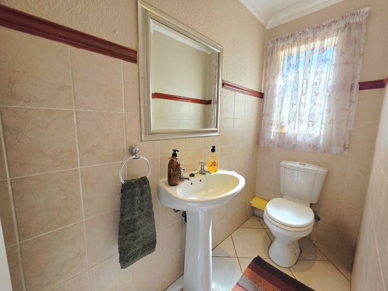 Sunny and Stylish Move-In Ready 2 Bedroom Duplex - Immaculately Maintained! - Photo 9