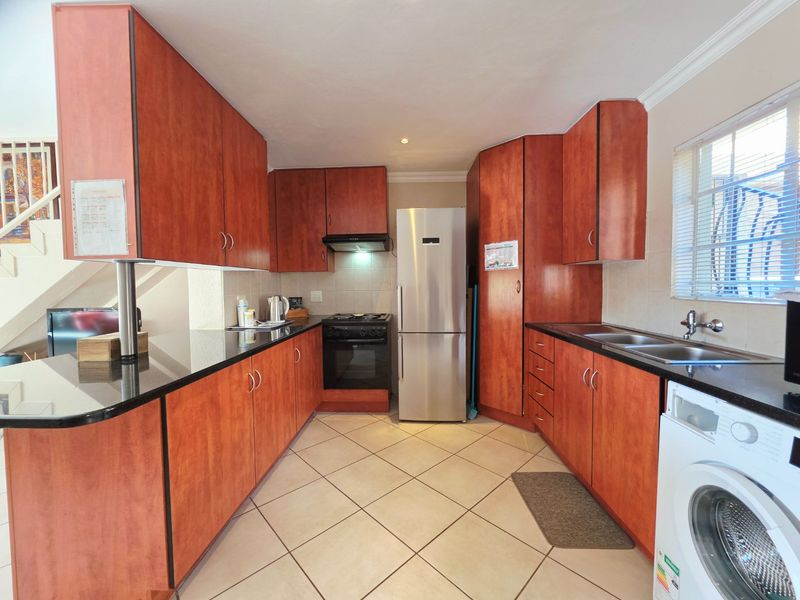 Sunny and Stylish Move-In Ready 2 Bedroom Duplex - Immaculately Maintained! - Photo 7