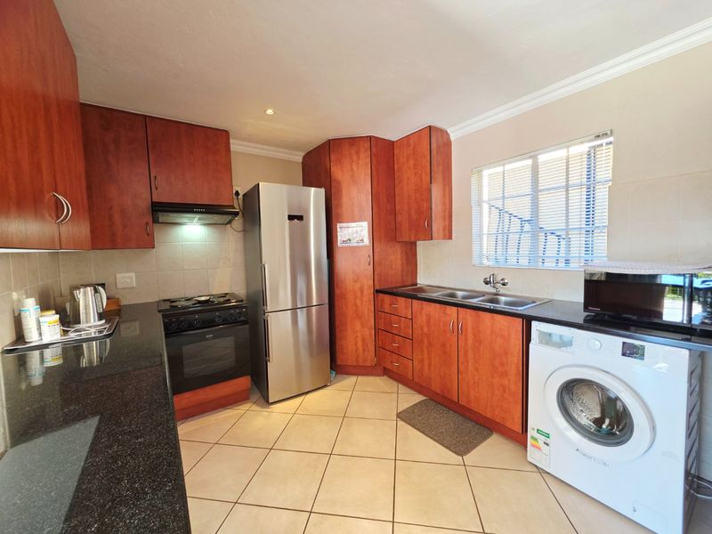 Sunny and Stylish Move-In Ready 2 Bedroom Duplex - Immaculately Maintained! - Photo 6