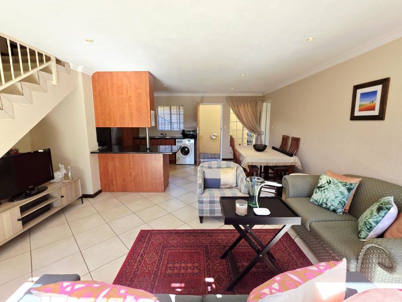 Sunny and Stylish Move-In Ready 2 Bedroom Duplex - Immaculately Maintained! - Photo 5