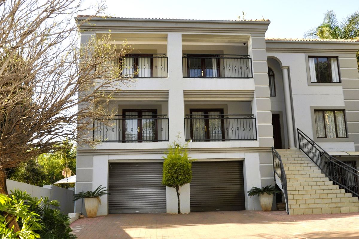 Luxury Multi-Level Family Home with Flatlet, Pool & Entertainment Patios to Rent in Faerie Glen - Photo 3