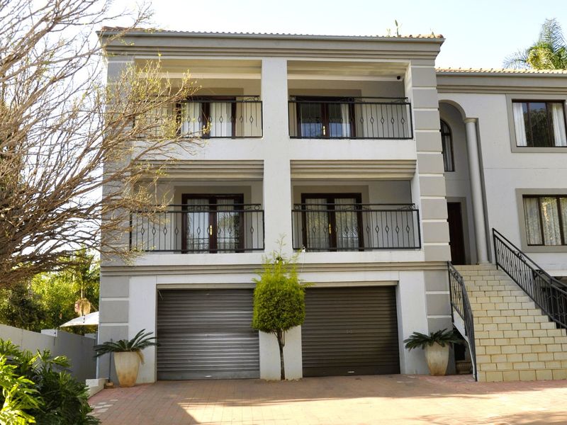 Luxury Multi-Level Family Home with Flatlet, Pool & Entertainment Patios to Rent in Faerie Glen - Photo 3