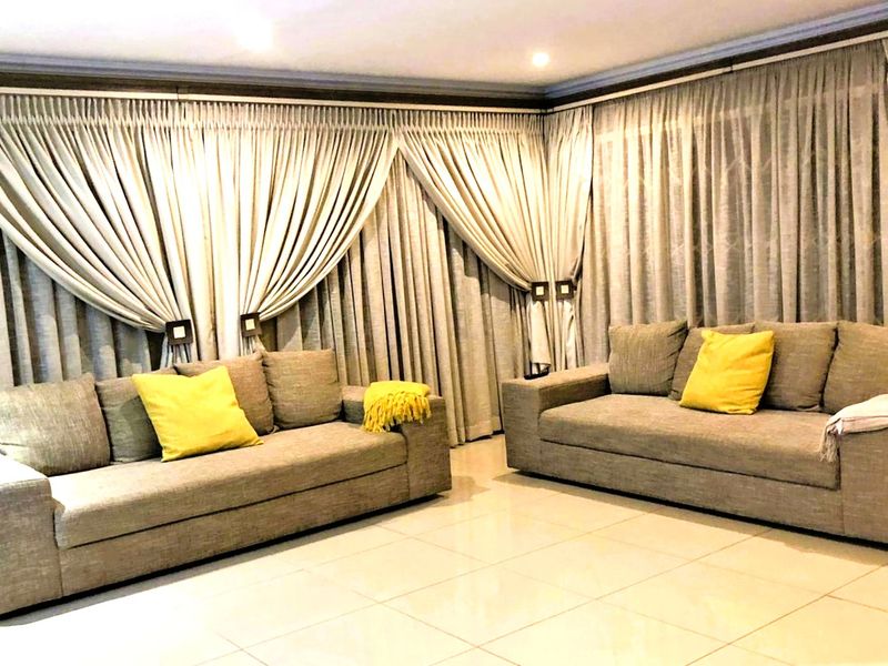 Luxury Multi-Level Family Home with Flatlet, Pool & Entertainment Patios to Rent in Faerie Glen - Photo 4