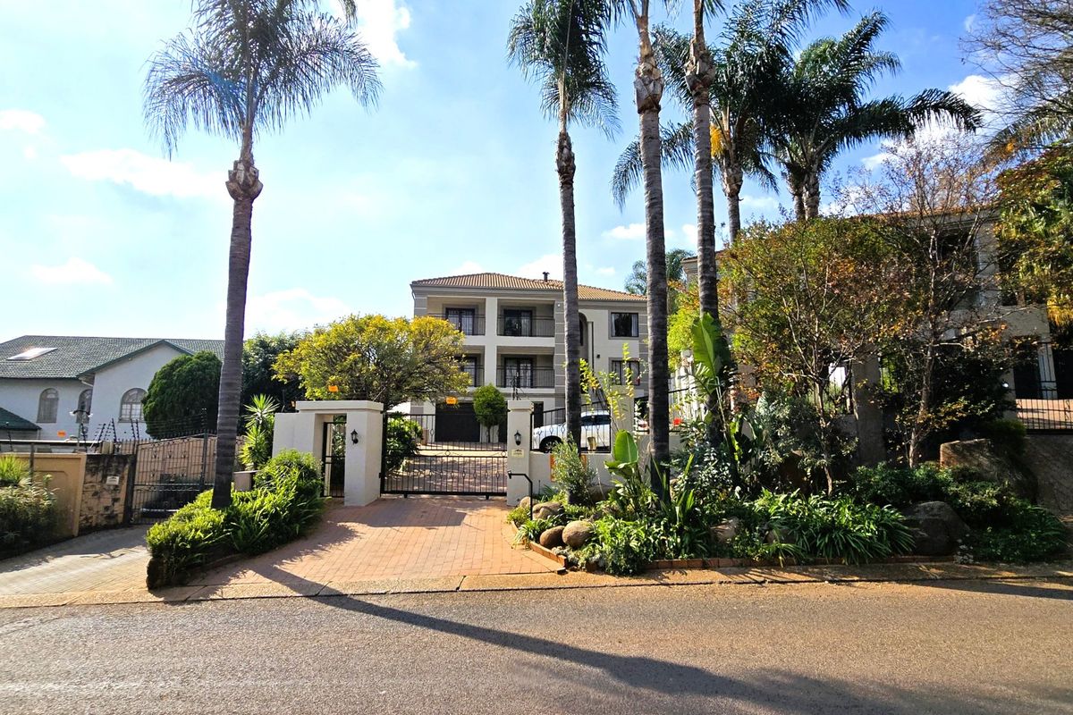 Luxury Multi-Level Family Home with Flatlet, Pool & Entertainment Patios to Rent in Faerie Glen - Photo 2