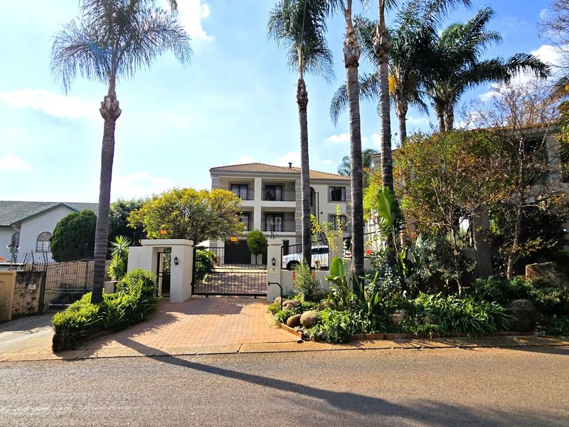 Luxury Multi-Level Family Home with Flatlet, Pool & Entertainment Patios to Rent in Faerie Glen - Photo 2