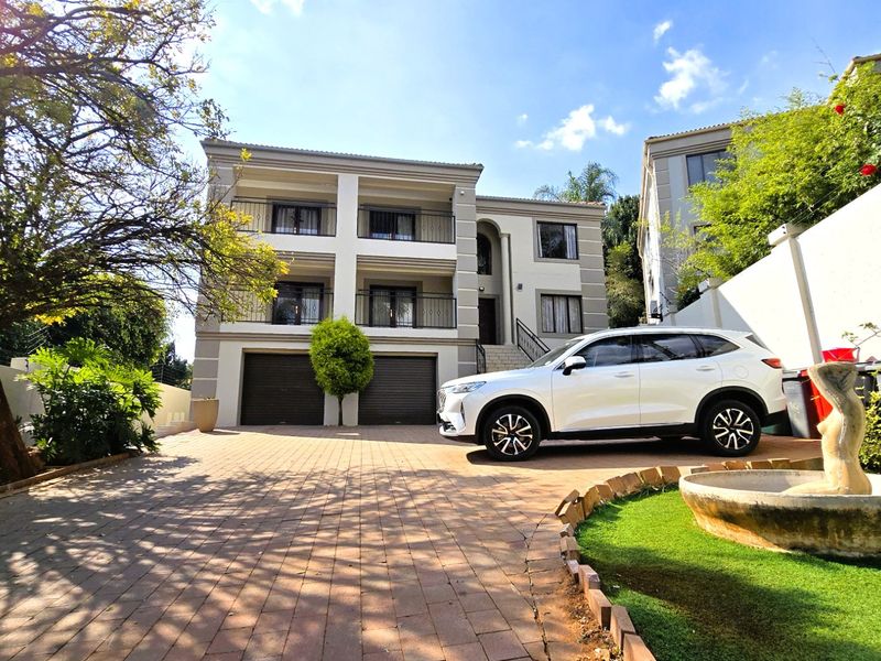 Luxury Multi-Level Family Home with Flatlet, Pool & Entertainment Patios to Rent in Faerie Glen - Photo 1