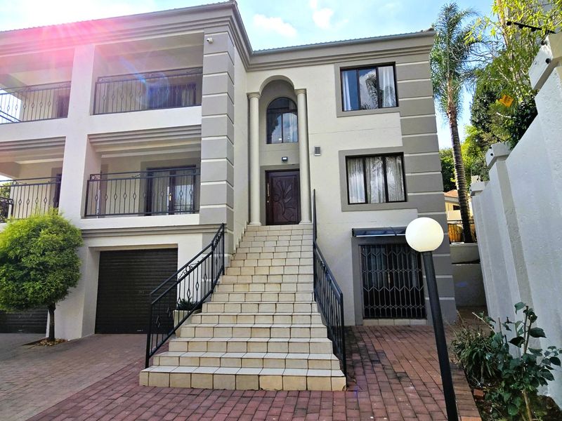 Luxury Multi-Level Family Home with Flatlet, Pool & Entertainment Patios to Rent in Faerie Glen - Photo 10