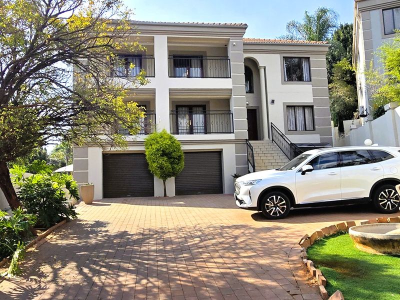 Luxury Multi-Level Family Home with Flatlet, Pool & Entertainment Patios to Rent in Faerie Glen - Photo 8