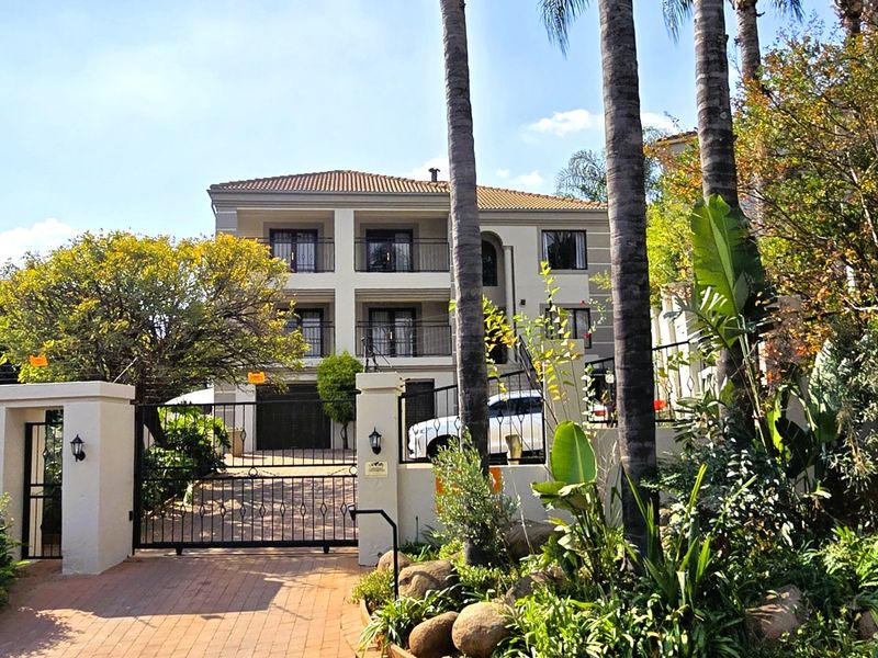 Luxury Multi-Level Family Home with Flatlet, Pool & Entertainment Patios to Rent in Faerie Glen - Photo 6