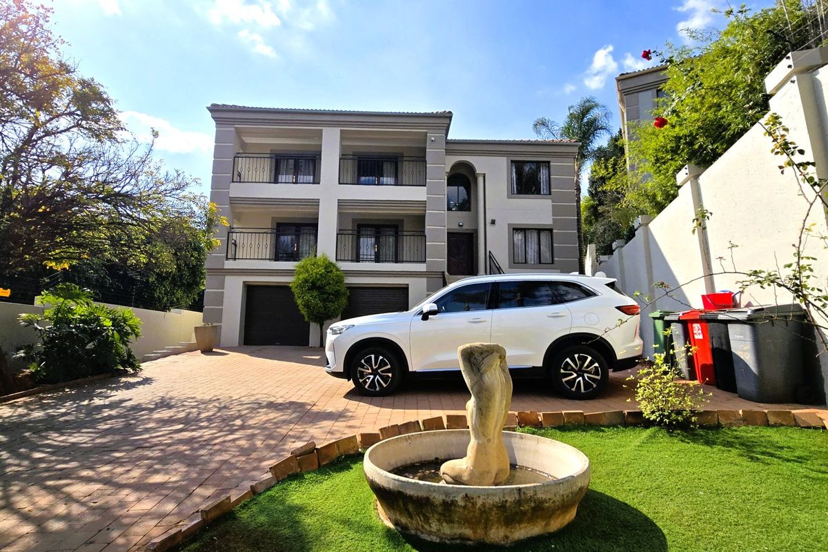 Luxury Multi-Level Family Home with Flatlet, Pool & Entertainment Patios to Rent in Faerie Glen - Photo 5
