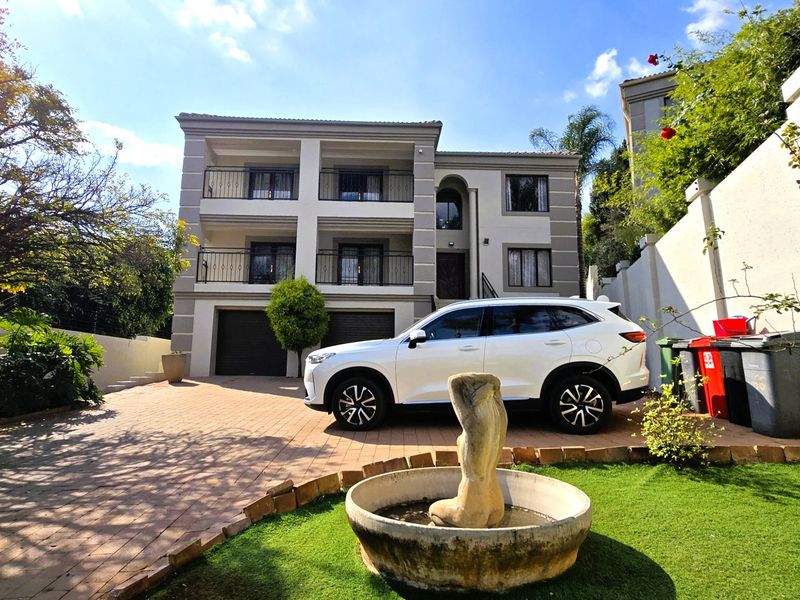 Luxury Multi-Level Family Home with Flatlet, Pool & Entertainment Patios to Rent in Faerie Glen - Photo 5