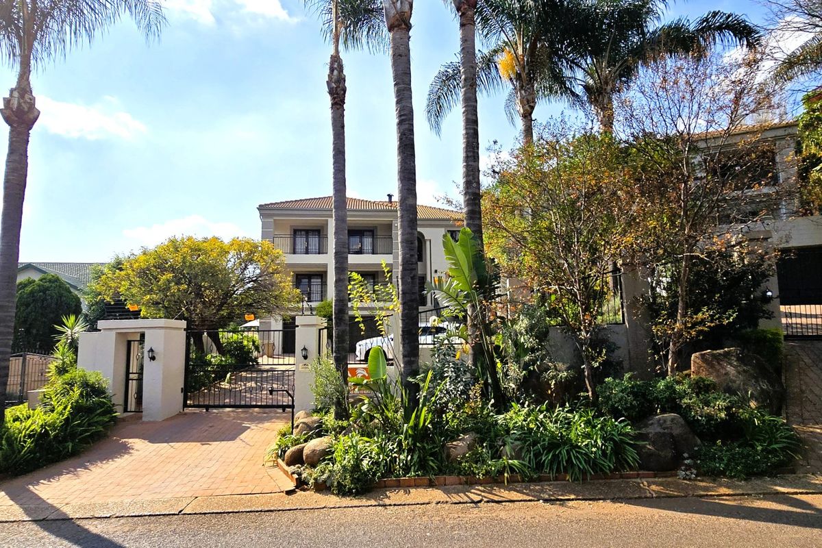 Luxury Multi-Level Family Home with Flatlet, Pool & Entertainment Patios to Rent in Faerie Glen - Photo 4