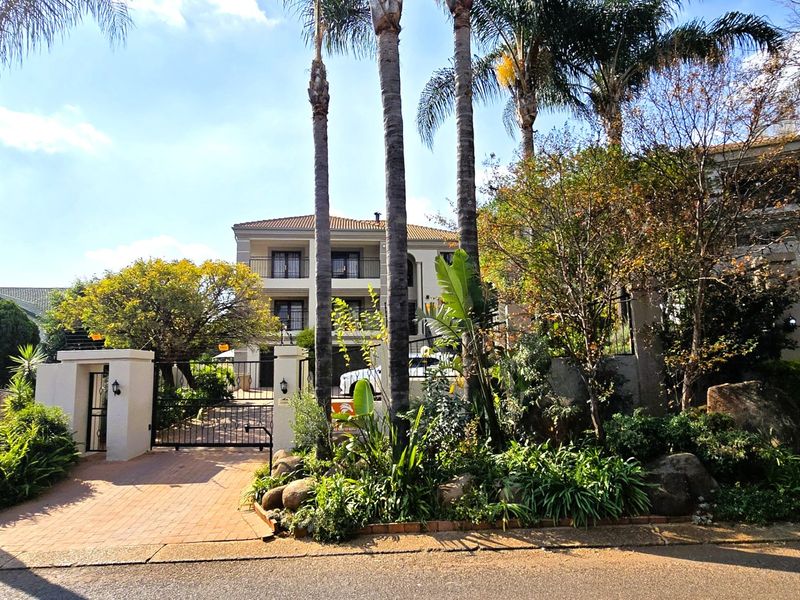 Luxury Multi-Level Family Home with Flatlet, Pool & Entertainment Patios to Rent in Faerie Glen - Photo 4