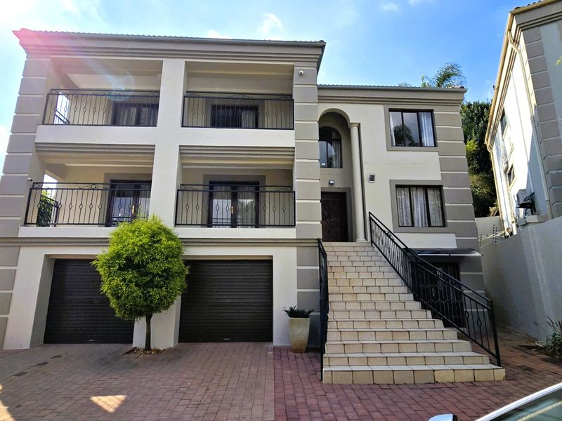 Luxury Multi-Level Family Home with Flatlet, Pool & Entertainment Patios to Rent in Faerie Glen - Photo 3