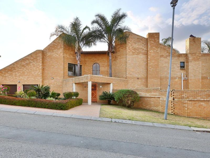 5 bedroom 4,5 bathroom house for sale in Country View - Photo 1