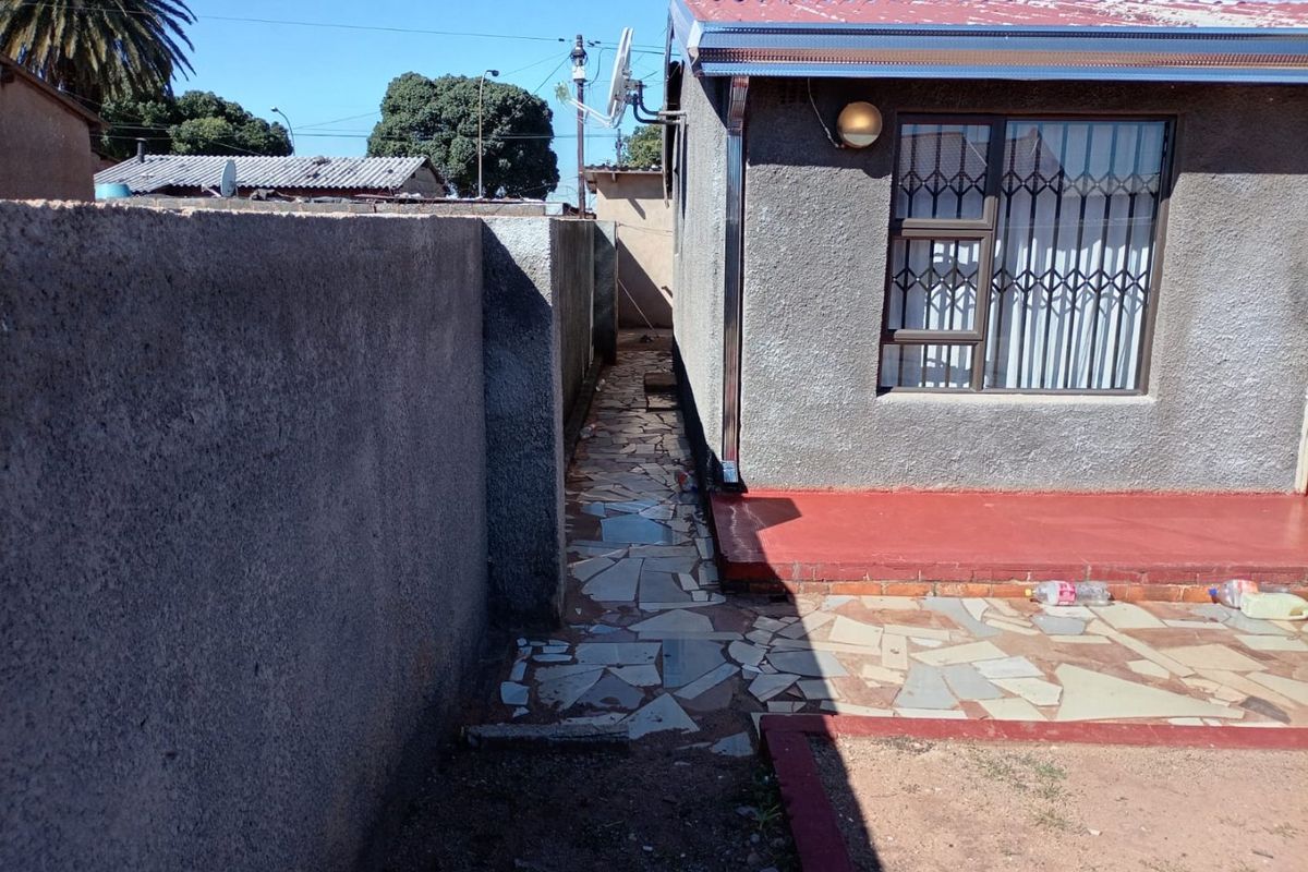 5 bedroom home and investment opportunity in Daveyton R730 000 - Photo 3