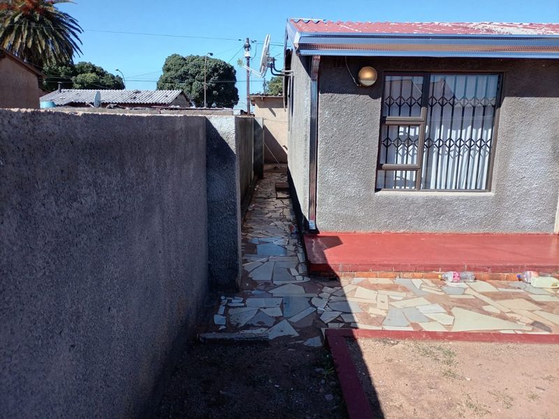 5 bedroom home and investment opportunity in Daveyton R730 000 - Photo 3